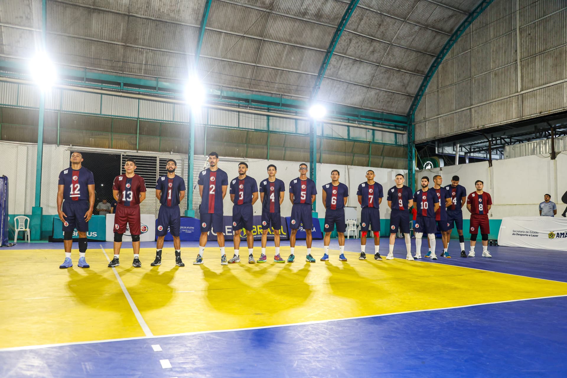 Equipe masculina da A.A. Nilton Lins perfilada em quadra antes do início do jogo