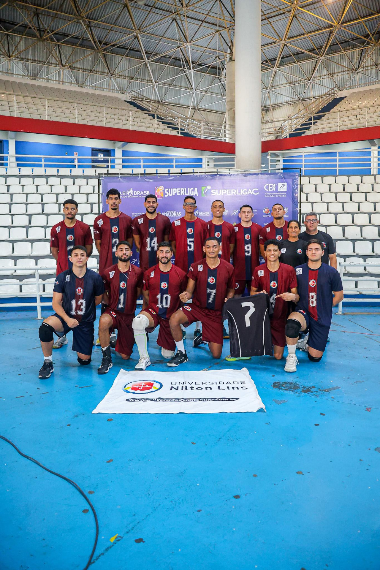 Elenco masculino da A.A. Nilton Lins/AM com a bandeira da Universidade Nilton Lins