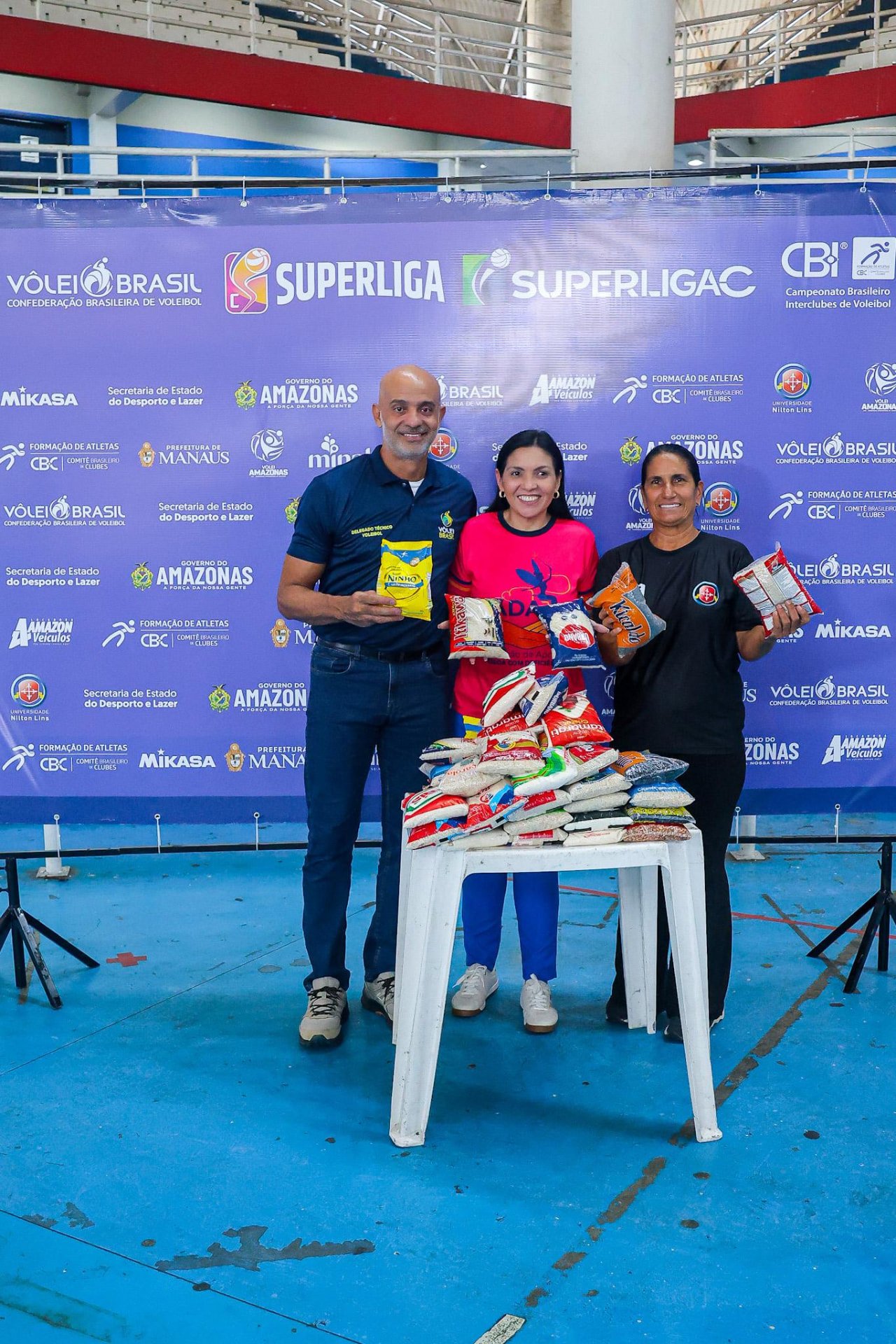 Representantes da organização com a arrecadação solidária da Superliga C 2026