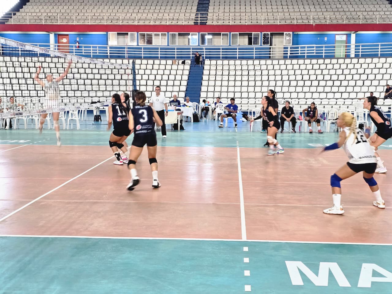 Equipe feminina da A.A. Nilton Lins/AM no segundo dia da Superliga C 2026 em Manaus