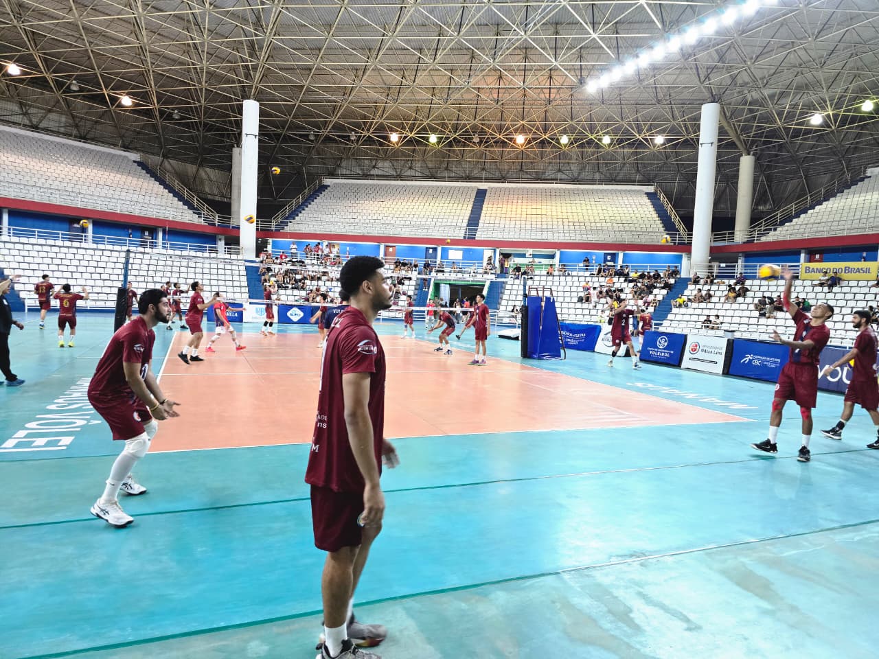 Equipe masculina da A.A. Nilton Lins/AM no segundo dia da Superliga C 2026 em Manaus