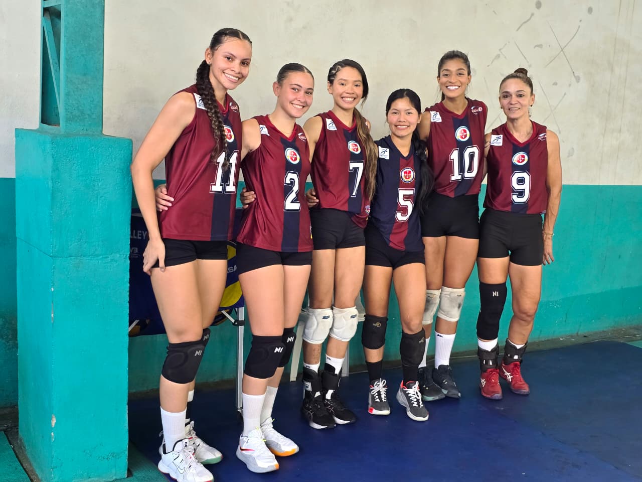 Atletas da equipe feminina da A.A. Nilton Lins posando juntas antes do jogo