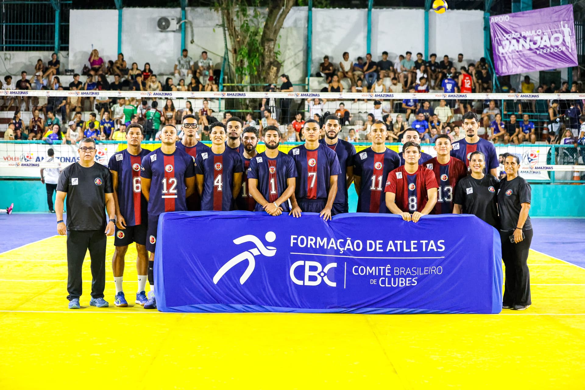 Elenco masculino da A.A. Nilton Lins posando para foto oficial com a comissão técnica