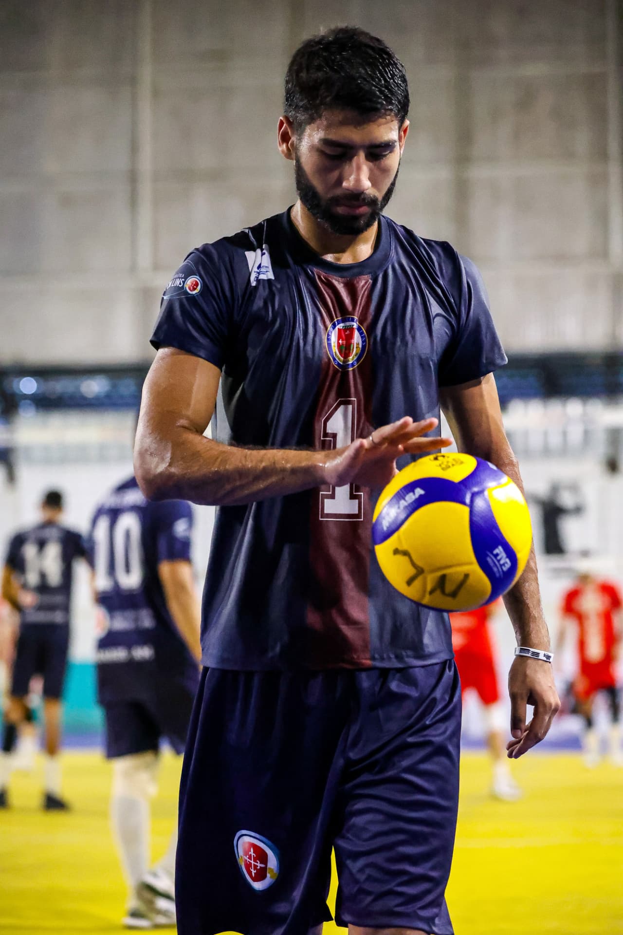 Atleta do masculino da A.A. Nilton Lins concentrado antes do saque