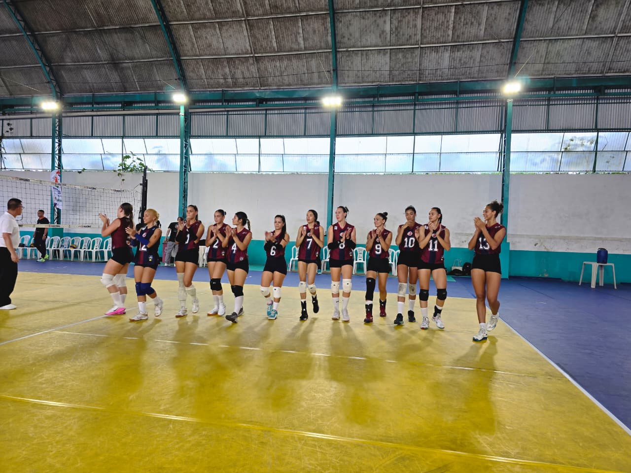 Jogadoras da A.A. Nilton Lins entrando em quadra na Etapa Norte