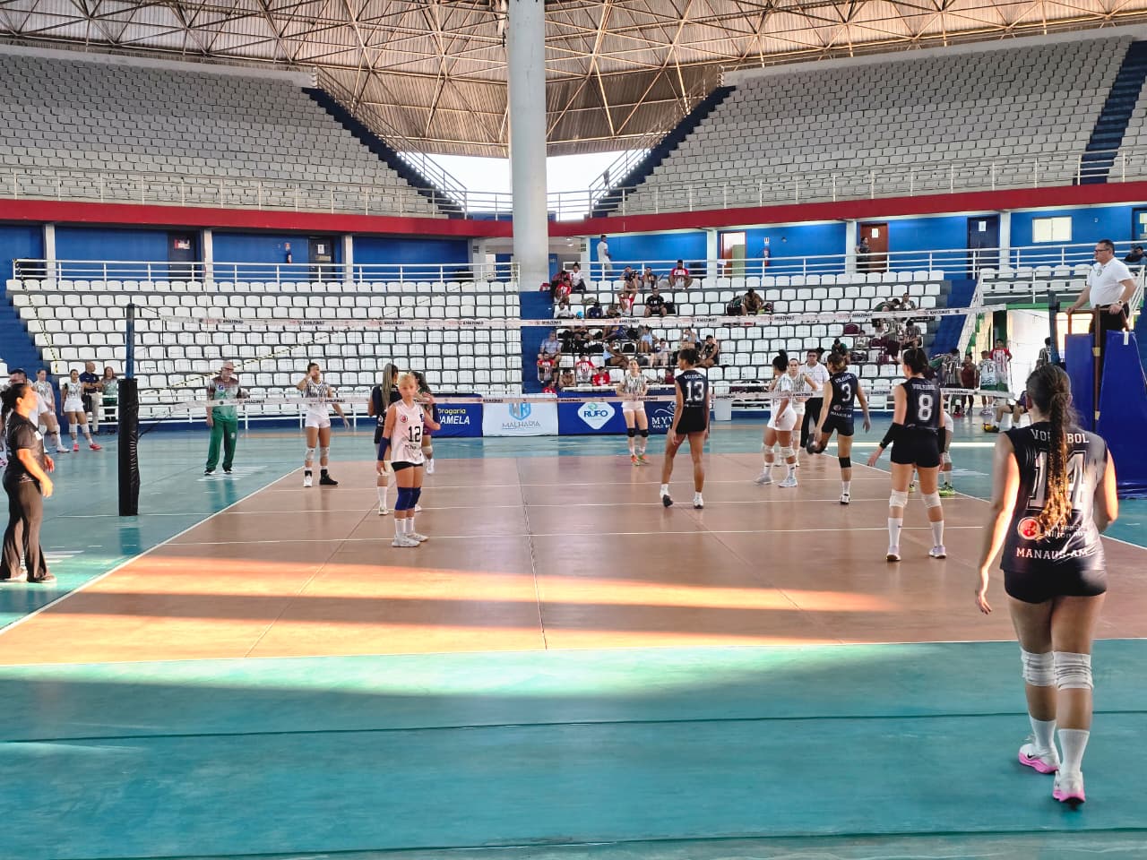 Equipe feminina da A.A. Nilton Lins/AM no segundo dia da Superliga C 2026 em Manaus