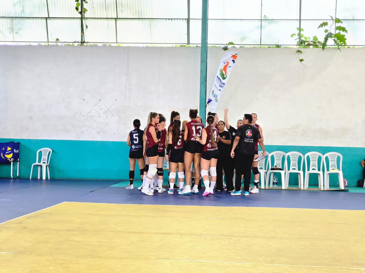 Equipe feminina da A.A. Nilton Lins reunida com a comissão técnica durante tempo técnico