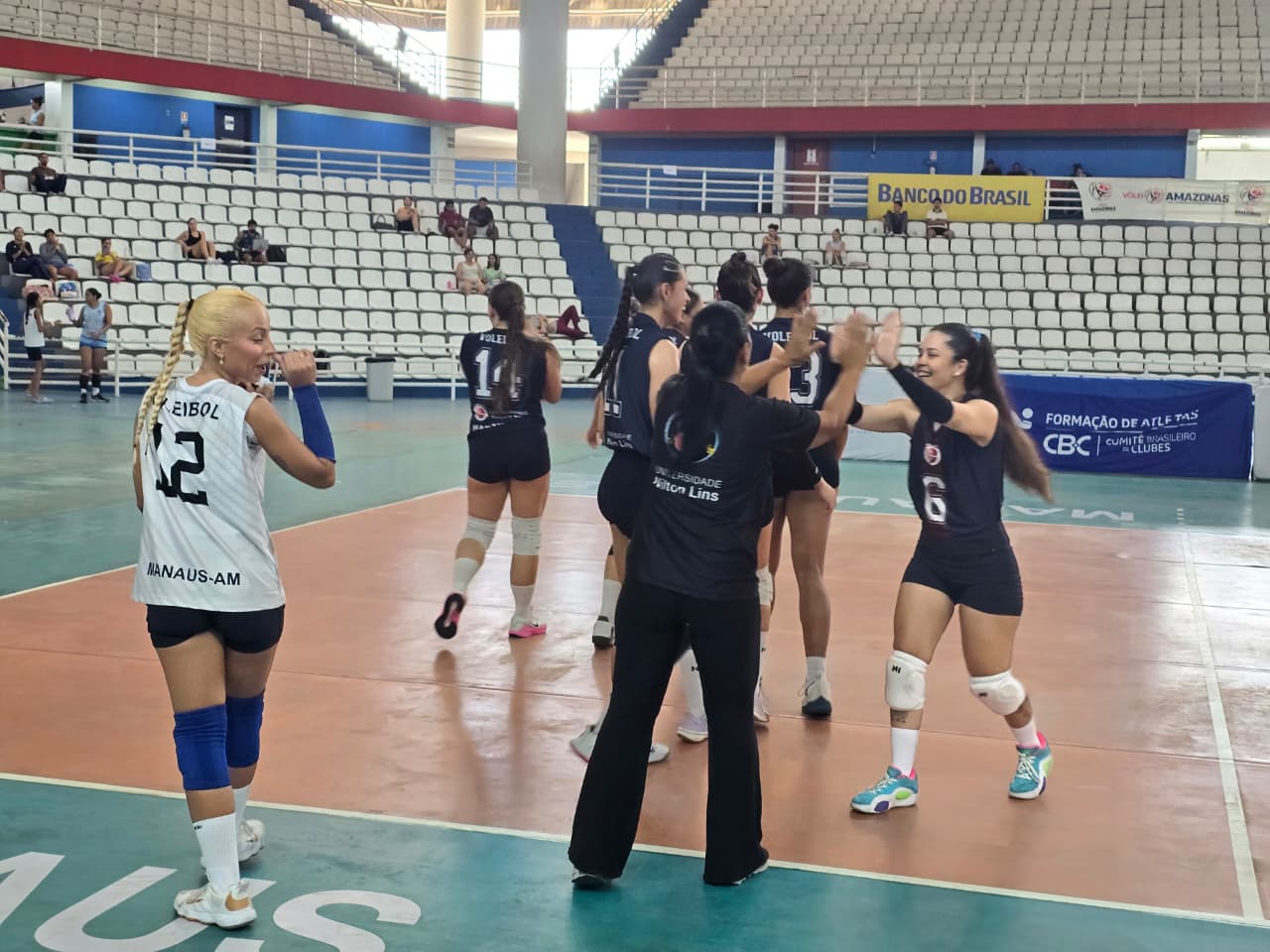 Equipe feminina da A.A. Nilton Lins/AM no segundo dia da Superliga C 2026 em Manaus