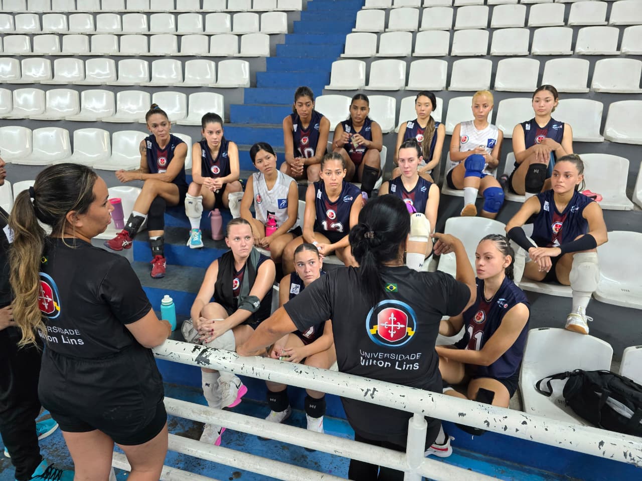 Equipe feminina da A.A. Nilton Lins/AM no segundo dia da Superliga C 2026 em Manaus