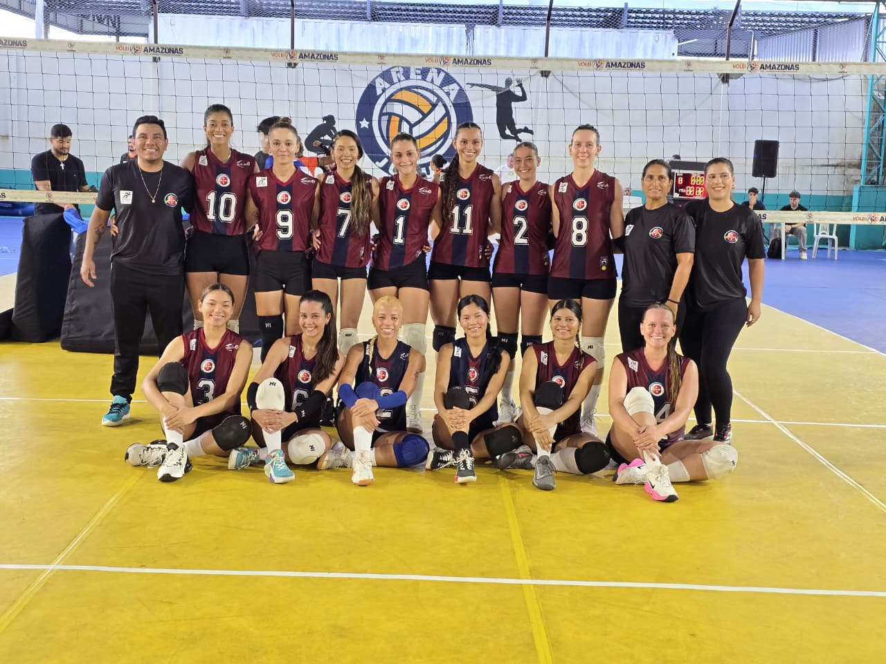Equipe feminina da Universidade Nilton Lins reunida em quadra de vôlei