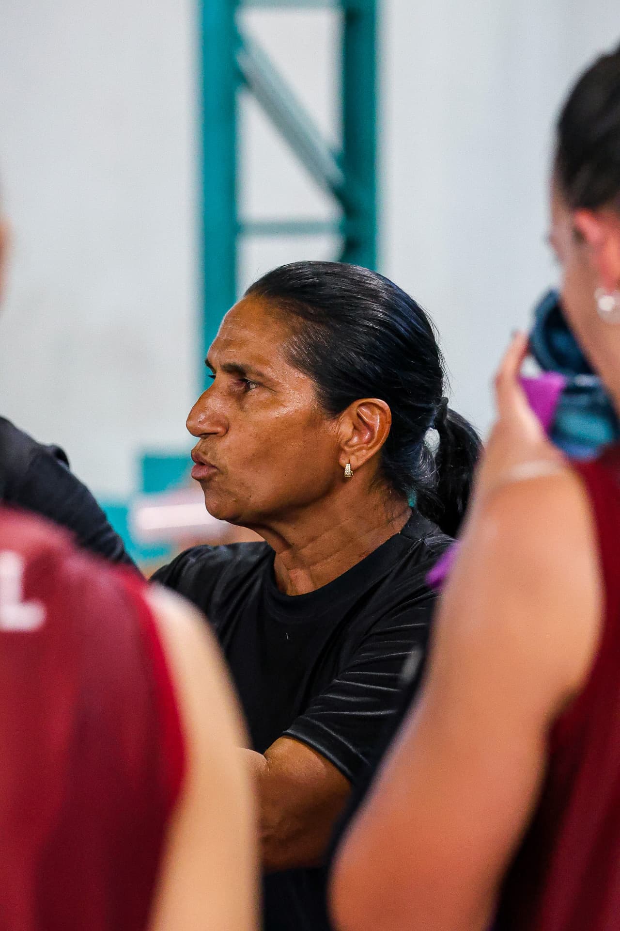 Comissão técnica da A.A. Nilton Lins orientando as atletas durante o tempo técnico