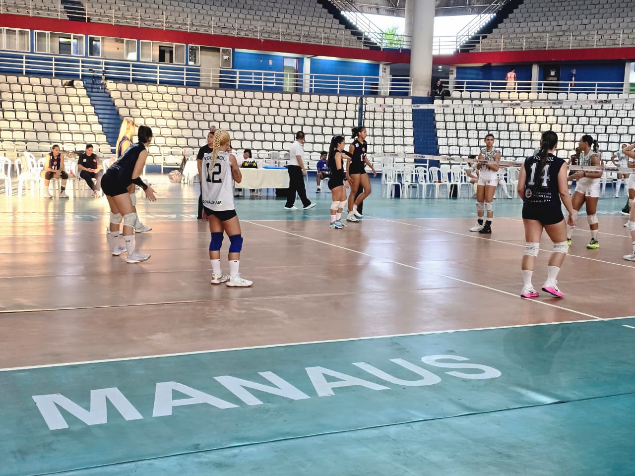 Equipe feminina da A.A. Nilton Lins/AM no segundo dia da Superliga C 2026 em Manaus