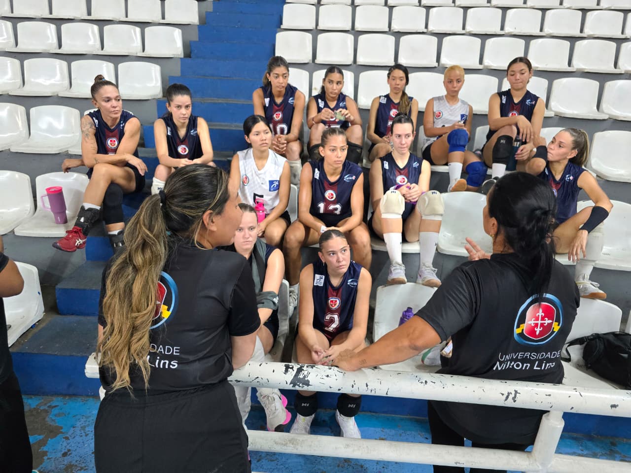 Equipe feminina da A.A. Nilton Lins/AM no segundo dia da Superliga C 2026 em Manaus