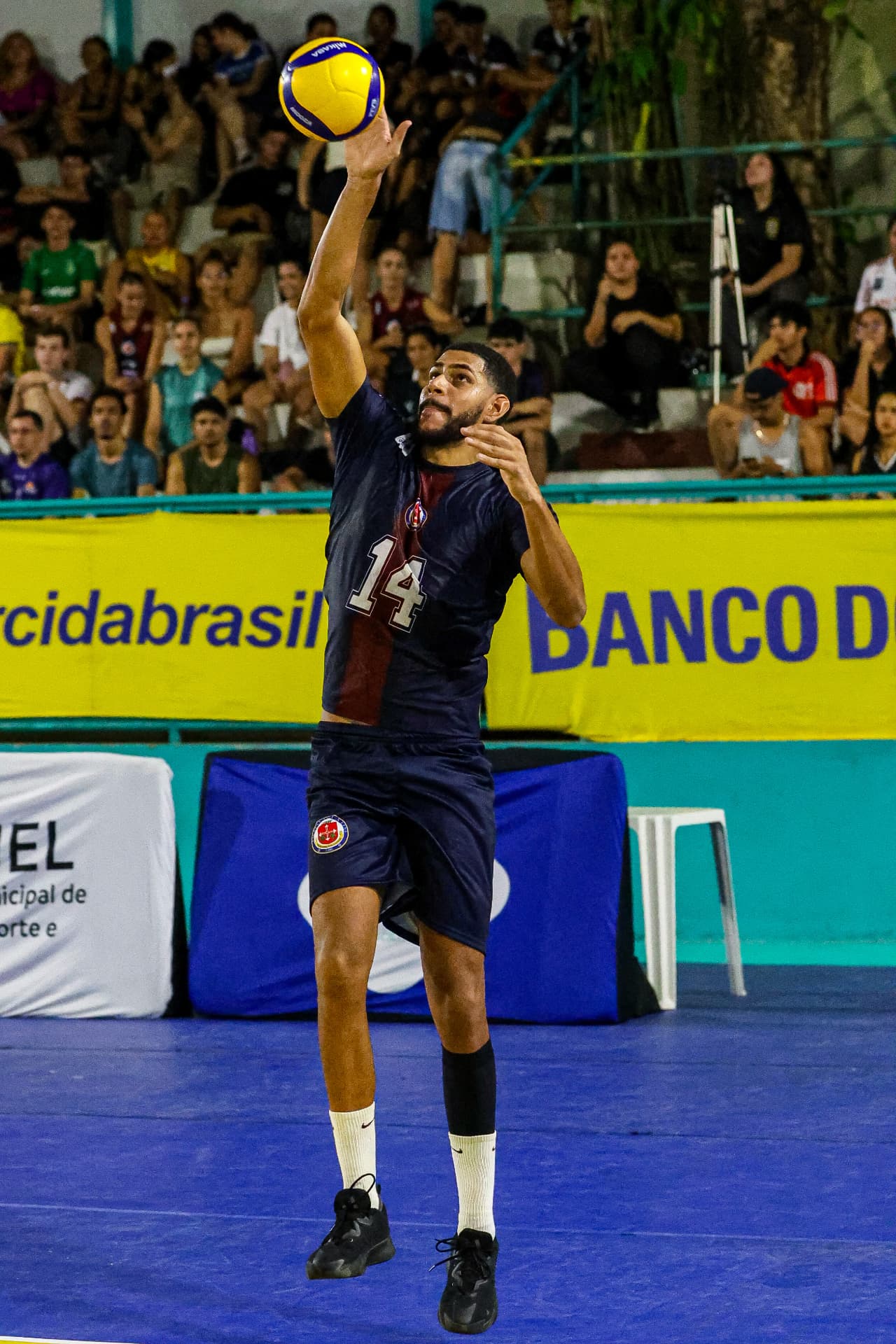 Levantador da A.A. Nilton Lins no toque durante a partida masculina