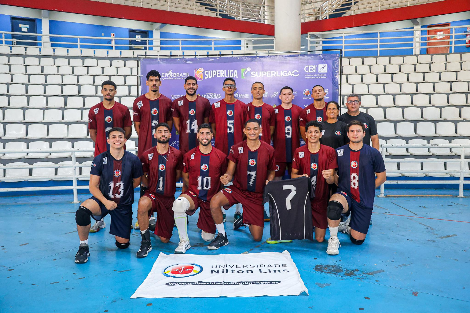 Equipe masculina da A.A. Nilton Lins/AM posada no encerramento da Etapa Norte da Superliga C 2026