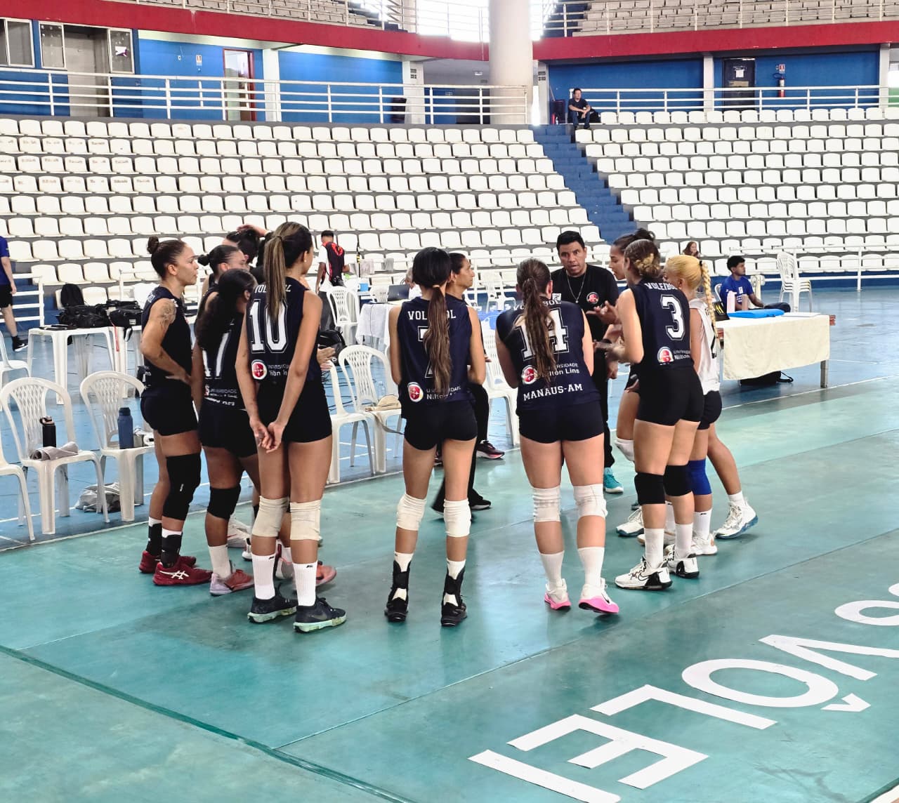 Equipe feminina da A.A. Nilton Lins/AM no segundo dia da Superliga C 2026 em Manaus