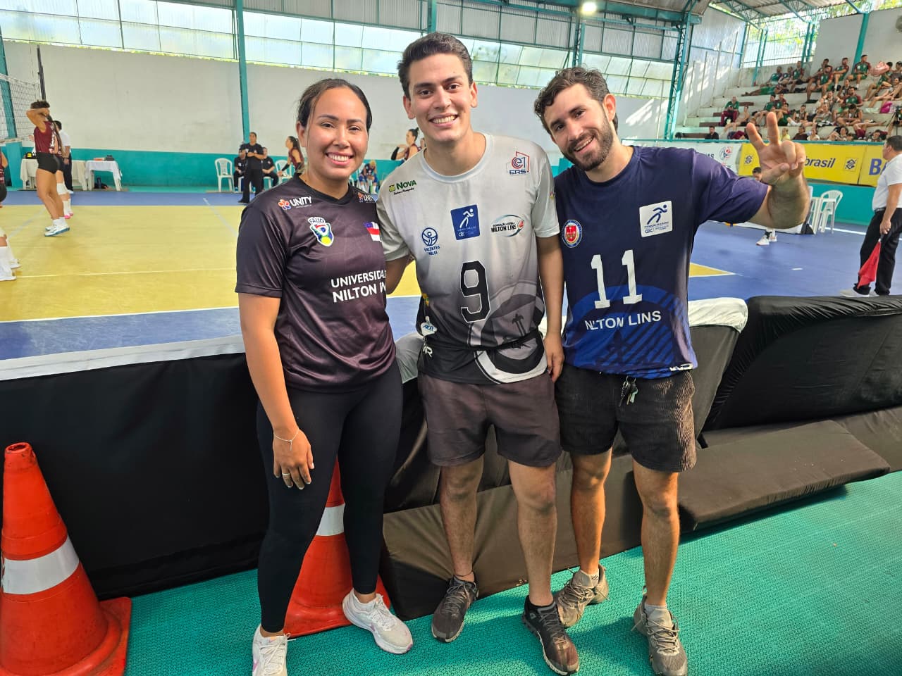 Atletas do masculino da A.A. Nilton Lins ao lado da equipe de apoio após a partida