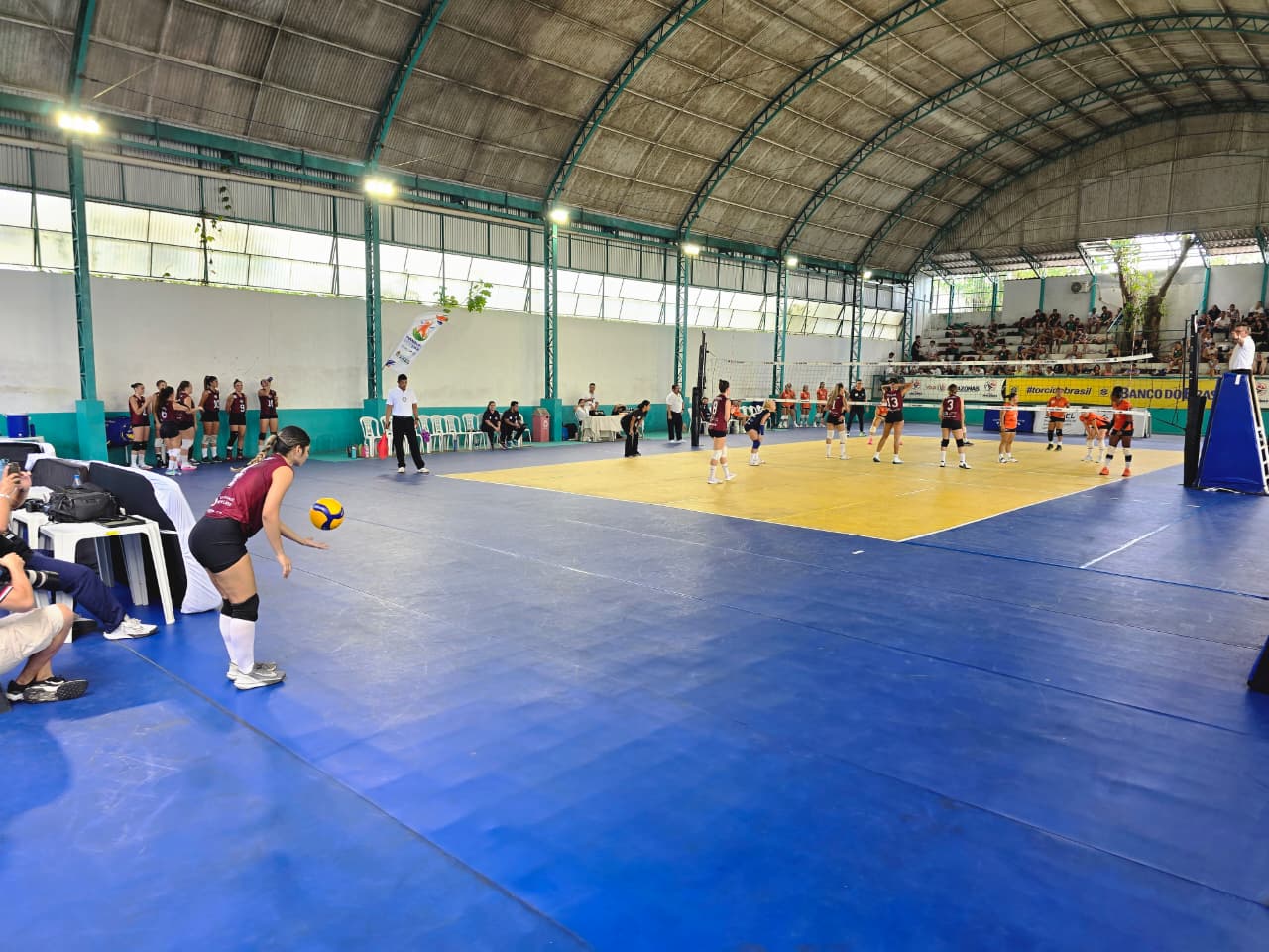 Atleta da A.A. Nilton Lins no saque durante partida feminina